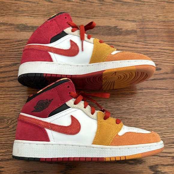 Air Jordan 1 Mid SE. Big Kids Size 4 - Picture 8 of 8